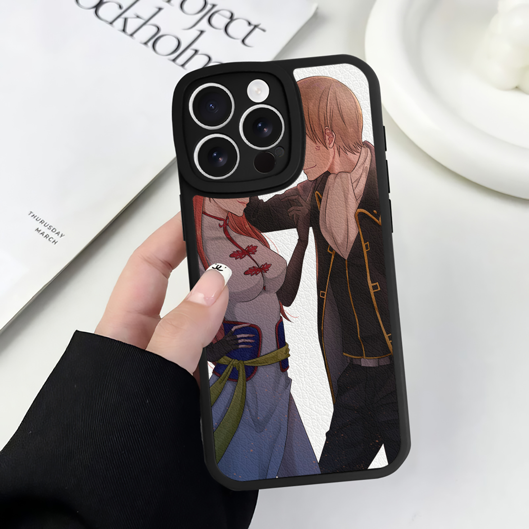 （画像用） ぎんたま 坂田銀時（さかたぎんとき） 神楽 志村新八（しむら しんぱち） GINTAMA Sakata Gintoki Kagura Shimura Shinpachi 【iPhone 16シリーズ対応】シリコンスマホケース（レザー調） 材質：シリコン
